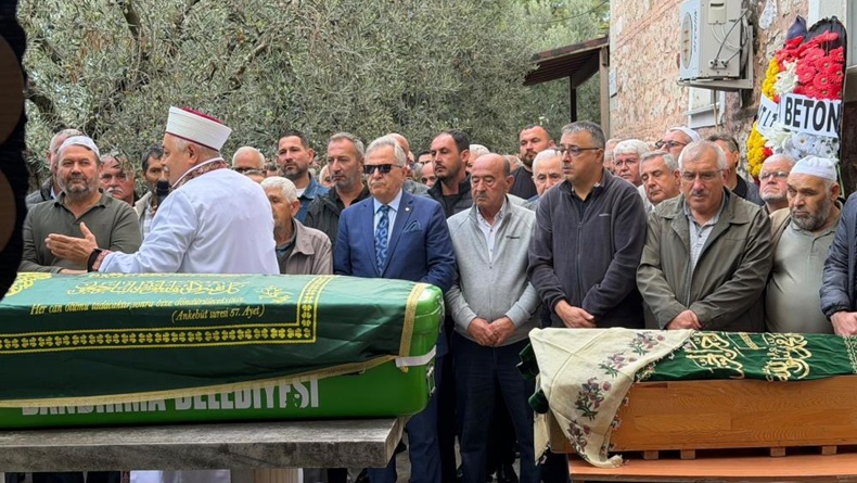 Kazada hayatını kaybeden hamile anne, 3 yaşındaki kızı ve bebeği toprağa verildi