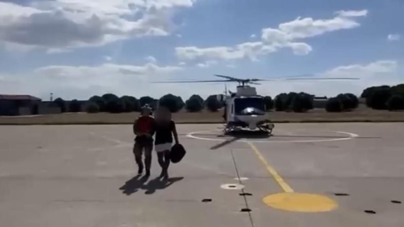 Koyun Adası’nda mahsur kalan 2 kişi Sahil Güvenlik helikopteriyle kurtarıldı