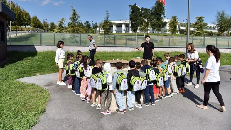 MİNİK ÖĞRENCİLER BALIKESİR’İN MİMARİ MİRASINI MİNYATÜRLERLE KEŞFETTİ (1)