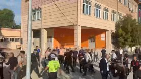 MANİSA'DA OKUL ÖNÜNDE SİLAHLI SALDIRI: YARALI ÖĞRENCİLER VAR