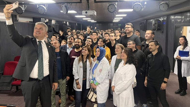 Mustafa Canbey mezun olduğu okulda öğrencilerle buluştu (1)