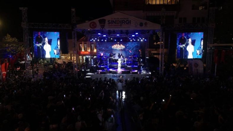 Sındırgı'da deprem sonrası festivaller umut oldu (1)