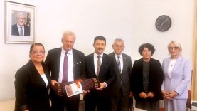 Sındırgı’nın Yağcıbedir halısı Almanya Tarım Bakanı’na hediye edildi (2)