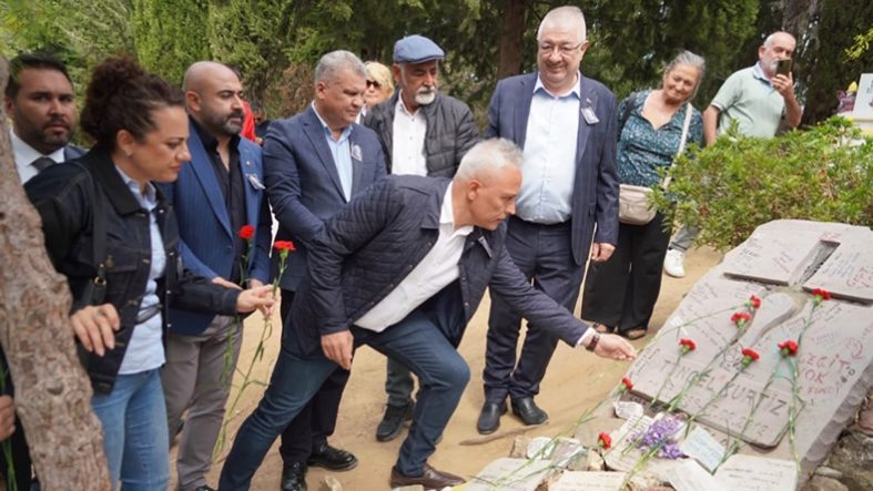 Tuncel Kurtiz, Edremit’te mezarı başında anıldı (1)