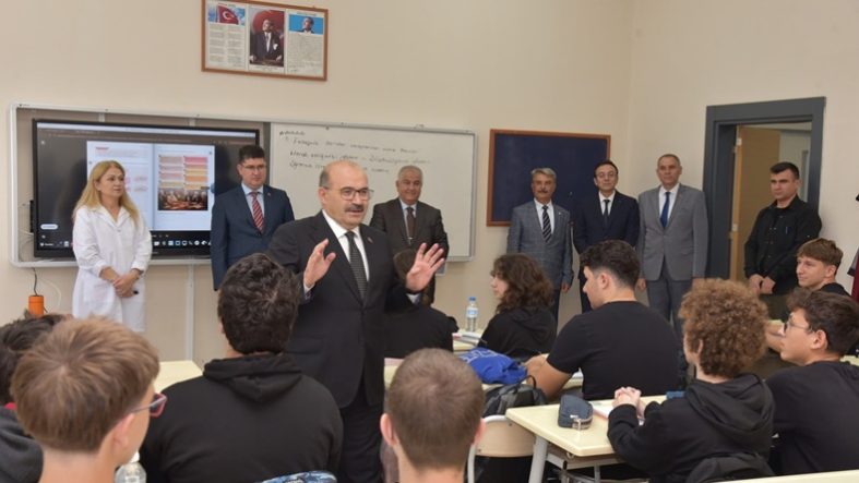 Vali Ustaoğlu yeni binasına taşınan Şehit Turgut Solak Fen Lisesi’ni ziyaret etti (2)