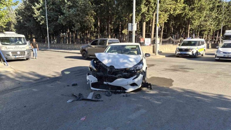 Adıyaman’da 2 otomobil çarpıştı: 1 yaralı