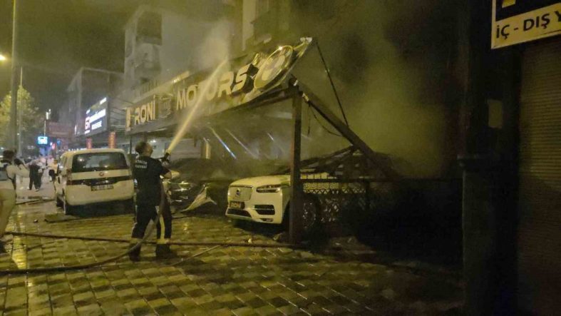 Antalya’da oto galeride yangın: 4 araç ve apartman hasar gördü