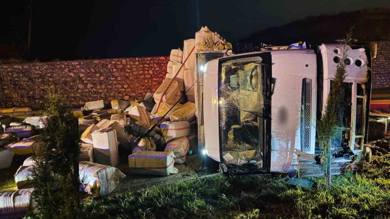 Batman’da saman yüklü kamyon devrildi: 2 yaralı