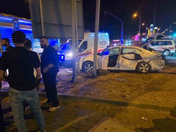 Bingöl’de otomobil ile tır çarpıştı: 5 yaralı