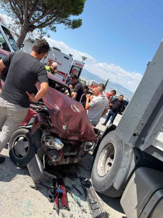 Burdur’da otomobil ile tır çarpıştı: 2 yaralı