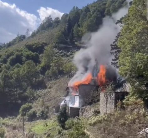 Çıkan yangında ev yanarak kül oldu