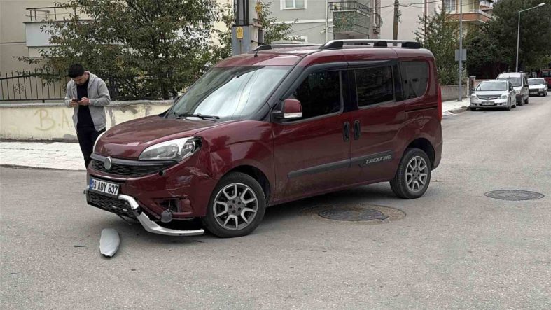 Çorum’da hafif ticari araç ile elektrikli motosiklet çarpıştı: 1’i çocuk 2 yaralı