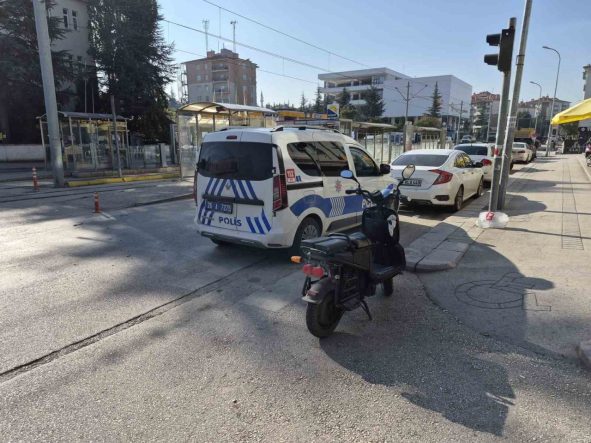 Elektrikli bisiklet ile çarpışan otomobil olay yerinden kaçtı