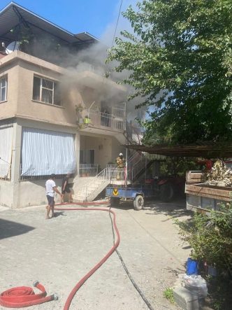 Erzin’de 2 katlı evde çıkan yangın büyümeden söndürüldü
