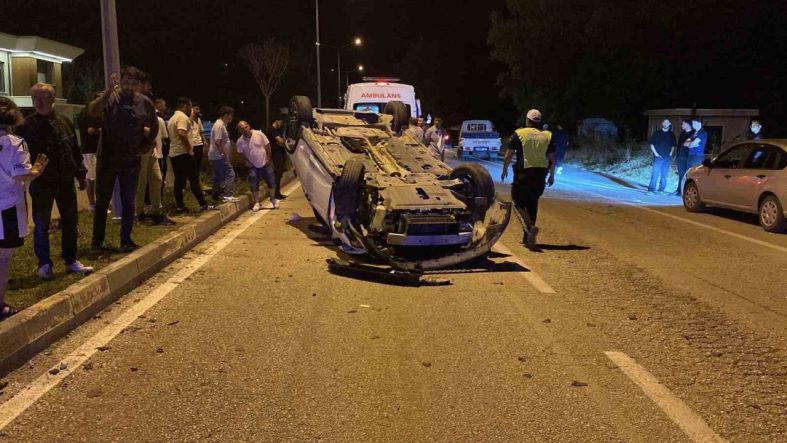Kamyonetle çarpışan otomobil takla attı: 2 yaralı