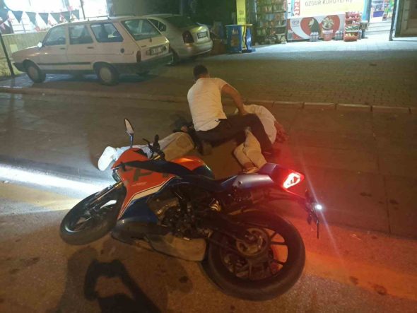 Keçiören’de motosiklet çalan 2 hırsız kamerada