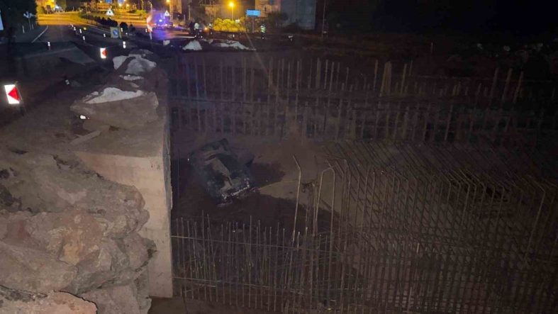 Kontrolden çıkan otomobil, 5 metre yükseklikten alt geçit inşaatının temeline uçtu: 2 yaralı