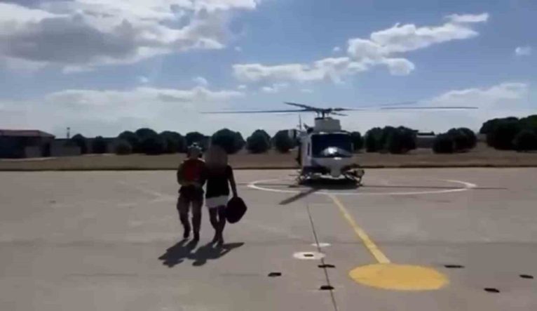 Koyun Adası’nda mahsur kalan 2 kişi Sahil Güvenlik helikopteriyle kurtarıldı