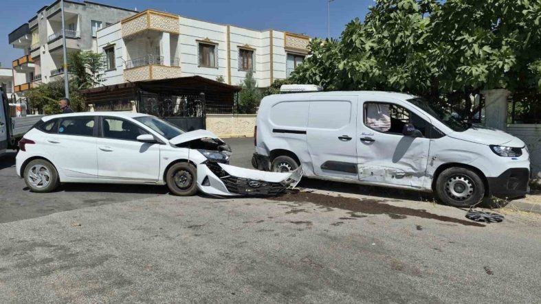 Otomobille hafif ticari araç çarpıştı