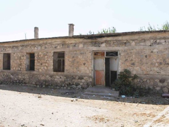Silopi’de tehlike saçan metruk yapı yıkılıyor