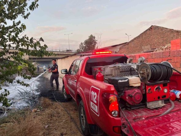 Yerleşim yerlerine yakın bölgede çıkan yangın korkuttu