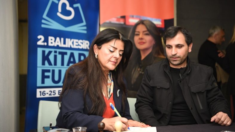 2. Balıkesir Kitap Fuarı Hafta Sonu Doldu Taştı (1)
