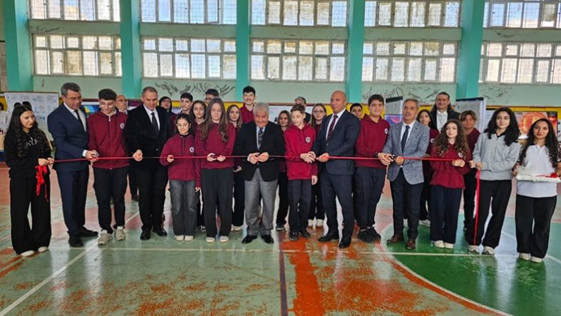 Ayvalık’ta Bilim Şenliği Başladı! Öğrenciler Bilimi Deneyimleyerek Öğreniyor (1)