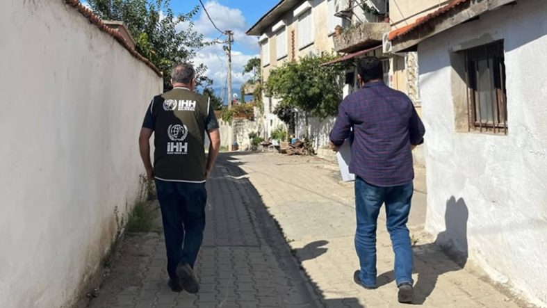 Balıkesir İHH Burhaniye’de ihtiyaç sahibi ailelerin kapısını çaldı