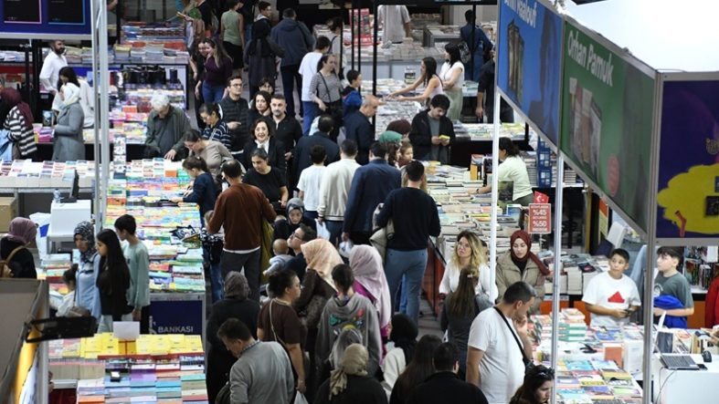 Balıkesir’de 2. Kitap Fuarı 10 Günde 216 Bin Ziyaretçiyi Ağırladı (2)