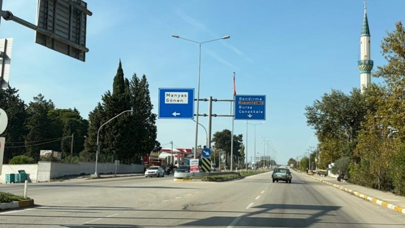 Balıkesir’de Öyle Bir Yol Ayrımı Var Ki!