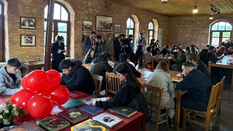 Balıkesir’de Üniversiteliler Cumhuriyet İçin Kitap Okudu