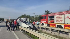 Balıkesir'de otomobil bariyerlere çarptı 2 yaralı