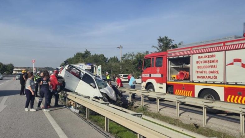 Balıkesir'de otomobil bariyerlere çarptı 2 yaralı
