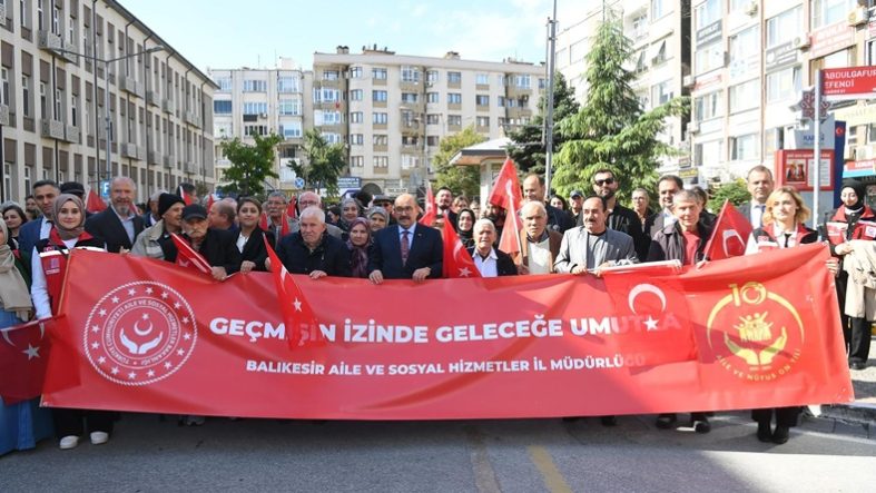 Balıkesir’de yaşlılar için anlamlı yürüyüş: Kuşaklar bir araya geldi