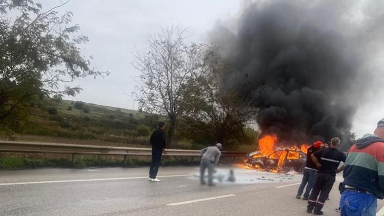 Bandırma-Çanakkale yolunda feci kaza Araç alev aldı, 2 kişi yaralandı