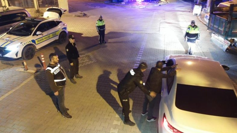 Edremit Körfezi'nde huzur operasyonu 20 gözaltı