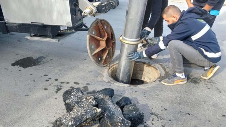 Edremit’te kanalizasyondan çıkanlar şaşkına çevirdi Çuvallar dolusu atık (2)