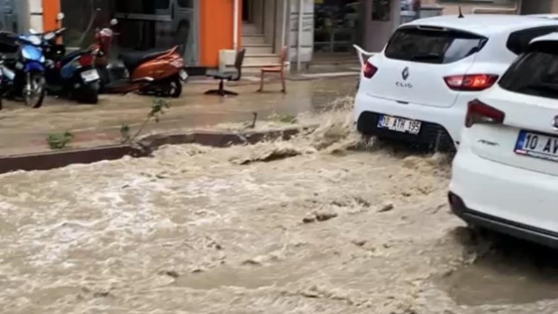 Erdek’te sağanak yağış sonrası Hükümet Caddesi göle döndü
