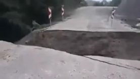 Gönen'de yoğun yağış yolu çökertti Ulaşım tamamen kesildi