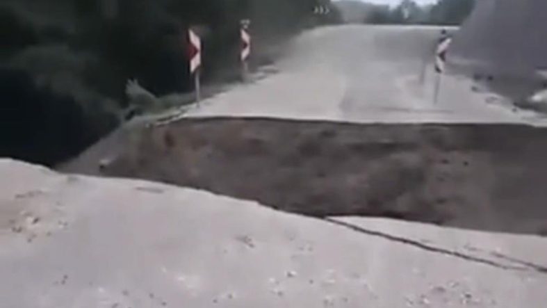 Gönen'de yoğun yağış yolu çökertti Ulaşım tamamen kesildi