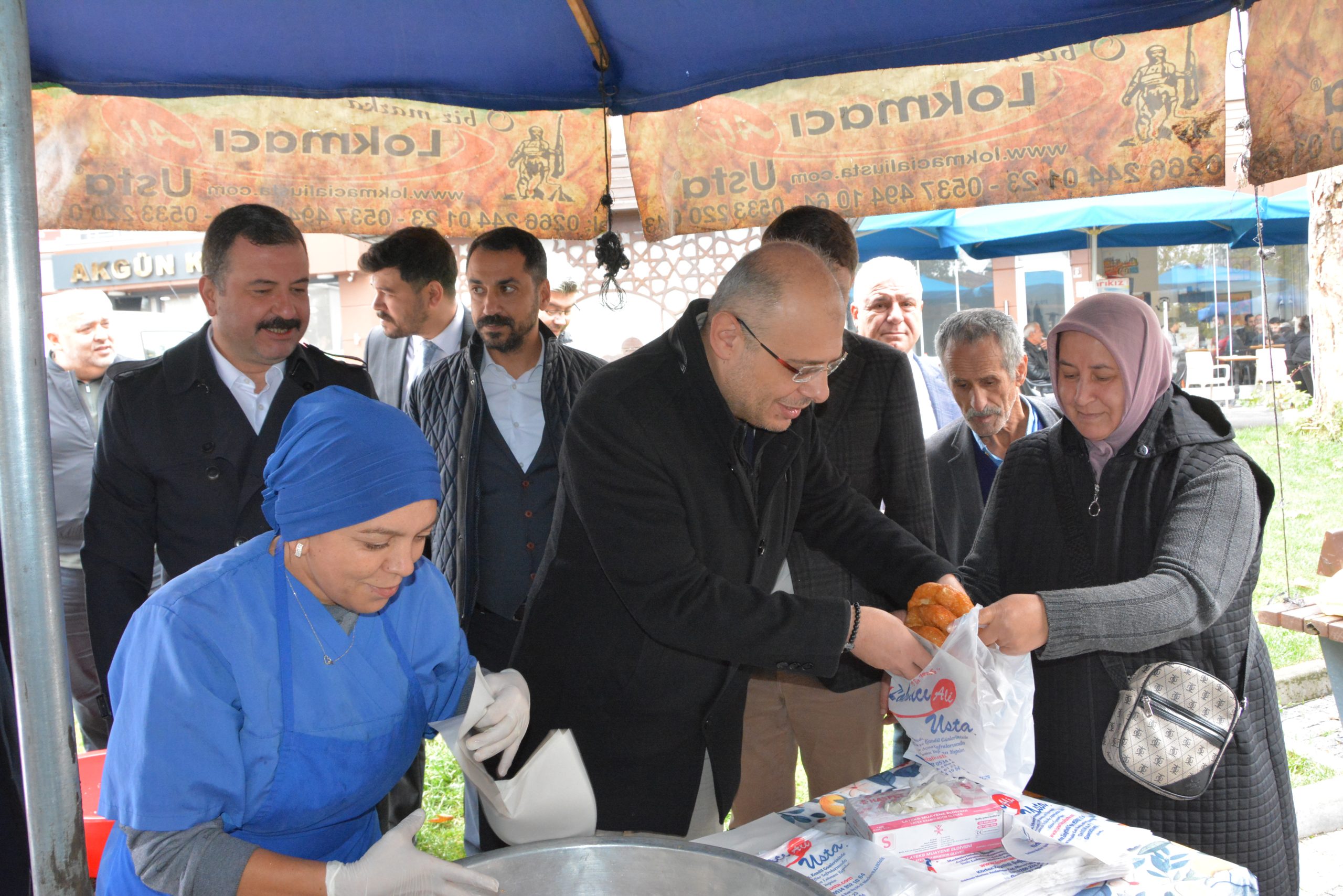 Tarihi Zağnos Paşa Camii yanında düzenlenen lokma hayrına MHP Balıkesir