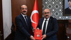 Köprülülü Hamdi Bey’in hikâyesi kitap oldu Vali Ustaoğlu’na takdim edildi