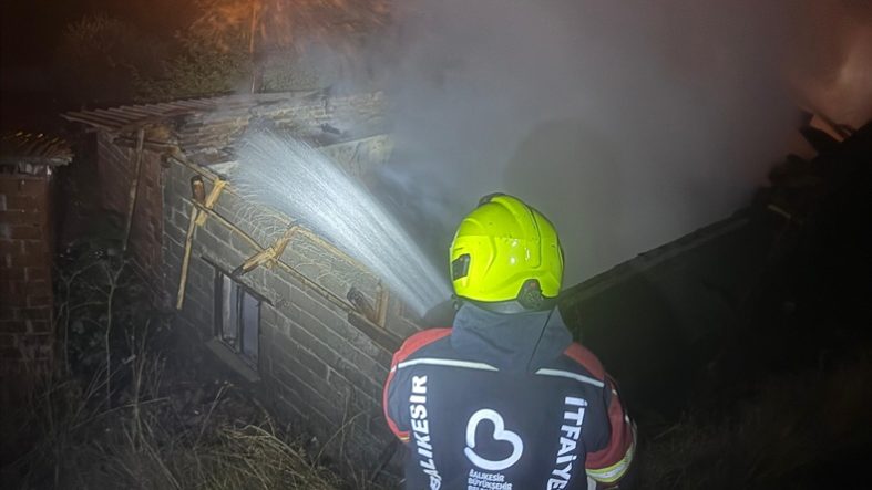 Sındırgı’da Alevlerin Sardığı Evden Acı Haber Geldi