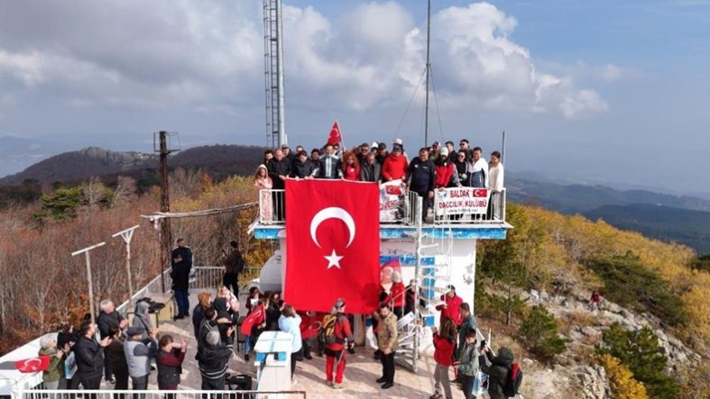 Sındırgı’da Cumhuriyet coşkusu Ulus dağı zirvesine taşındı
