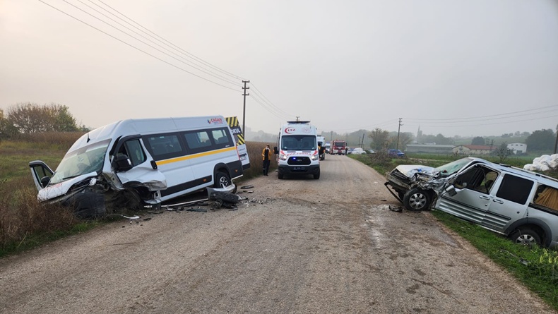 Susurluk’ta İşçi Servisi ile Otomobil Çarpıştı: 10 Yaralı