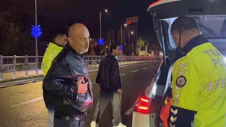 Alkollü sürücü ‘burada çevirme olmaz’ dedi, yoldan geçen araçları durdurmaya çalıştı