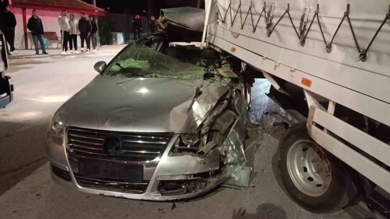 Amasya’da kamyonete çarpan otomobil hurdaya döndü: 1 yaralı