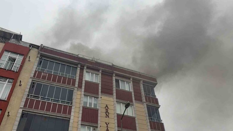 Arnavutköy’de korkutan yangın: Alevler yan binaya sıçradı, 4 kişi dumandan etkilendi