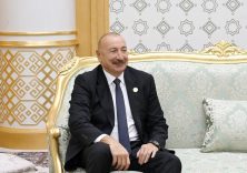 Azerbaycan Cumhurbaşkanı Aliyev, İran Cumhurbaşkanı Pezeşkiyan’la bir araya geldi