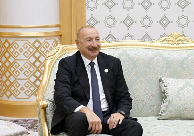 Azerbaycan Cumhurbaşkanı Aliyev, İran Cumhurbaşkanı Pezeşkiyan’la bir araya geldi
